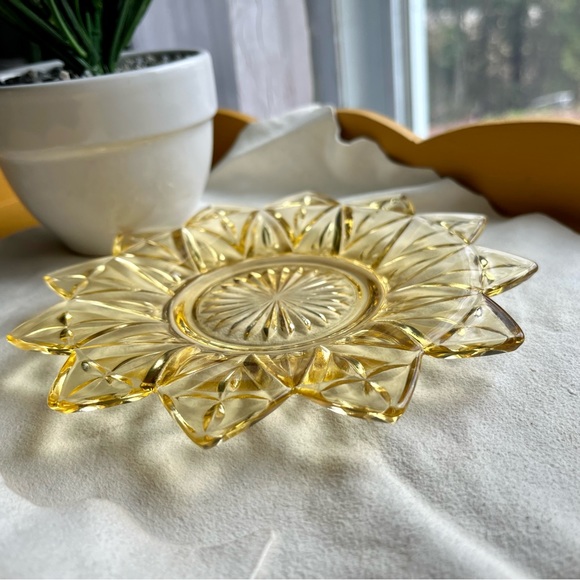 Vintage Federal Clear Amber Glass Petal Sunburst Starburst Appetizer Plate - Picture 5 of 5